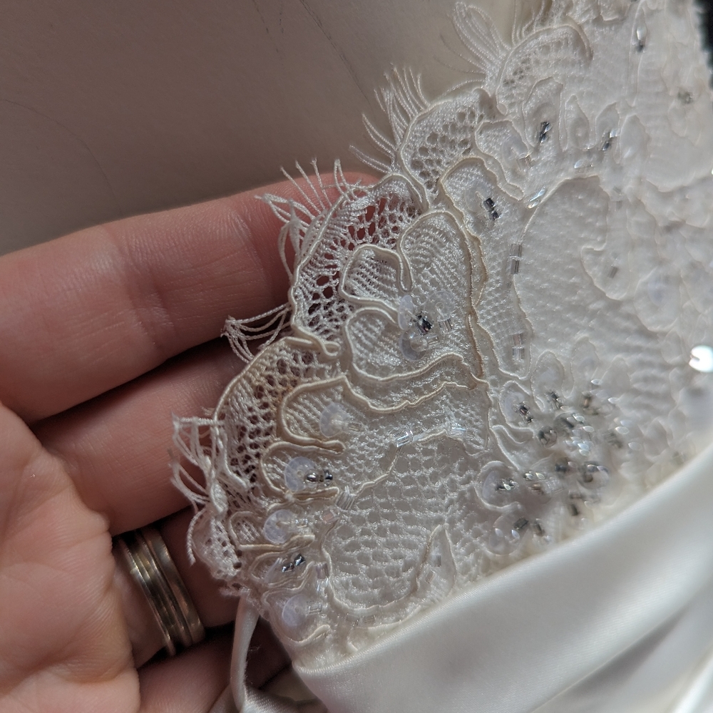 Wedding dresses - Picture 9 of 11